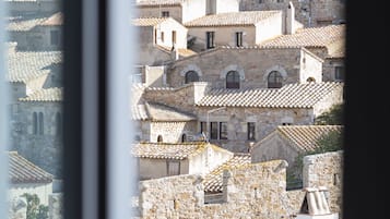 Deluxe kamer, terras, uitzicht op de baai | Hypoallergeen beddengoed, een kluis op de kamer, individueel gedecoreerd