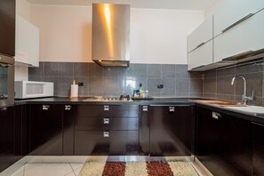 Kühlschrank, Ofen, Geschirrspüler, Kochgeschirr/Geschirr/Besteck