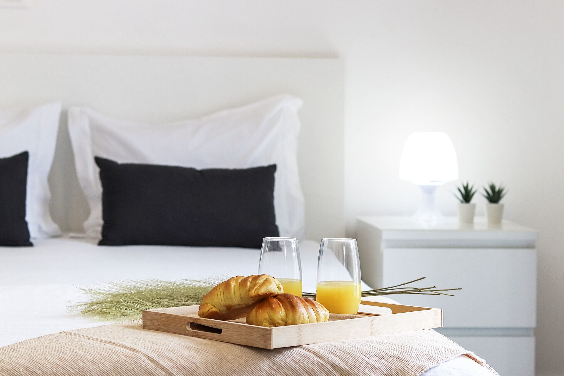 7 bedrooms, bed sheets