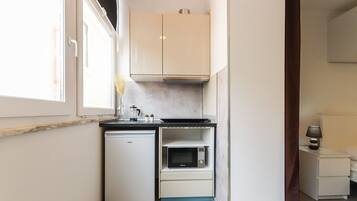 Microwave, coffee/tea maker, cookware/dishes/utensils