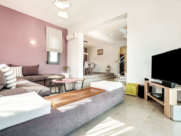 Villa | 6 bedrooms, individually furnished, iron/ironing board, bed sheets - Beautiful Villa in Adelianos Kampos With Pool (Rethymno)