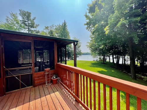 Lakefront cabin on Bass Lake near Traverse City. Dog ok. Fire pit. Grill.