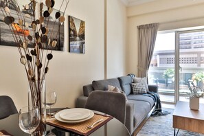 Appartamento Classic | Area soggiorno | Smart TV 55 pollici con canali via cavo, TV