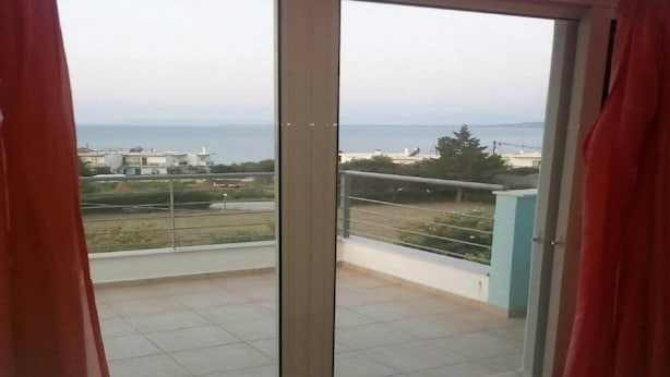 A balcony with a view of the sea and buildings. - Holiday Home in Greece Near the Beach (Preveza)