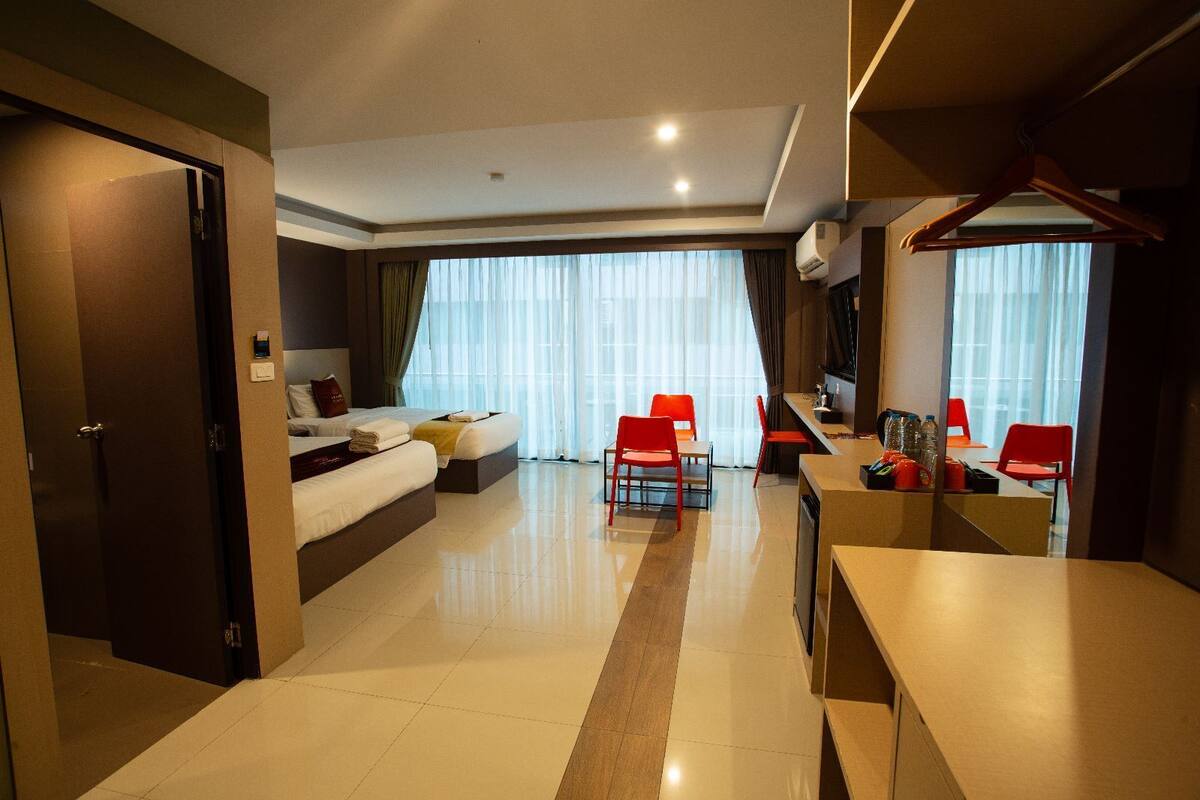 Premium bedding, desk, soundproofing, WiFi (free)