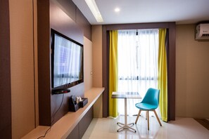 高級寝具、デスク、防音設備、WiFi (無料)