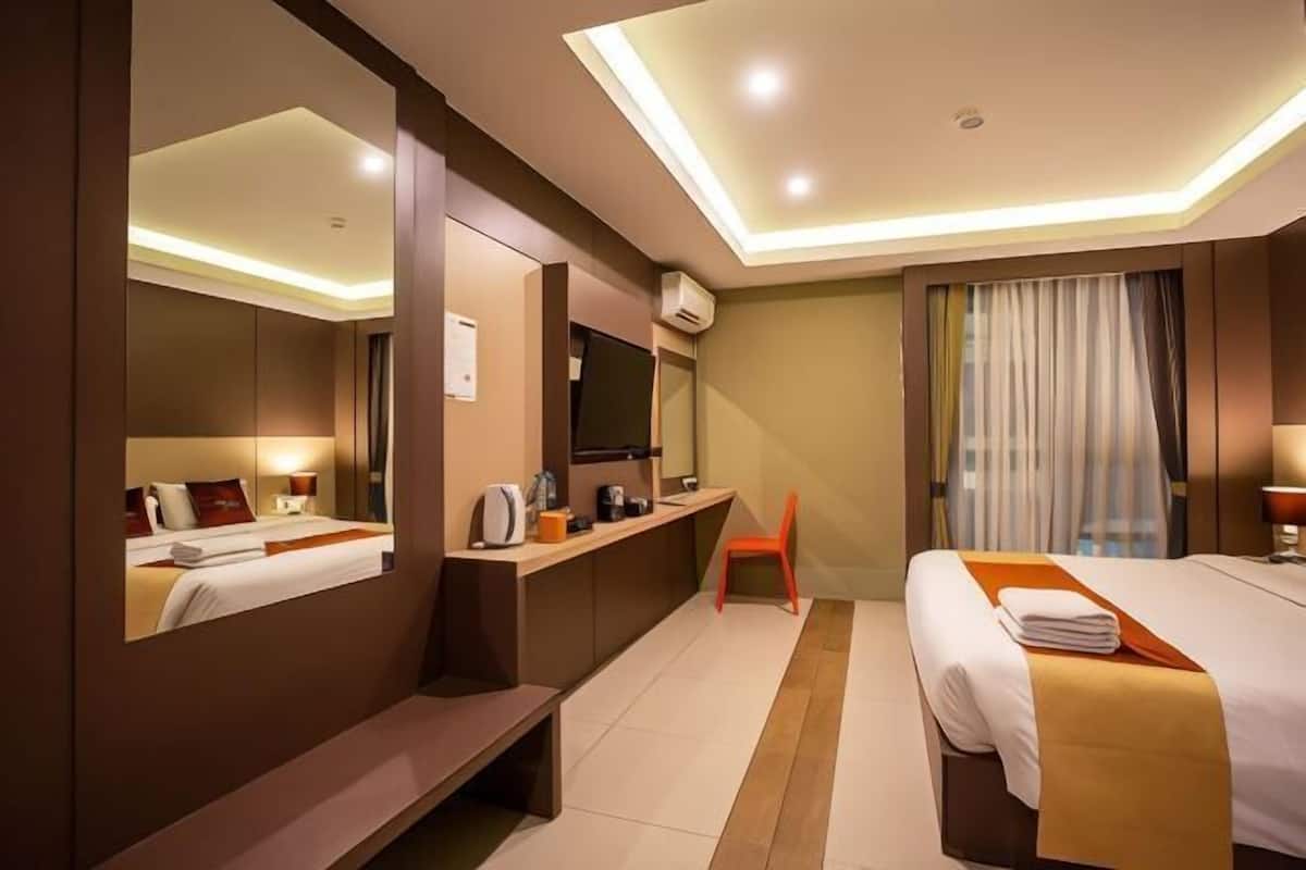 1 bedroom, premium bedding, desk, soundproofing