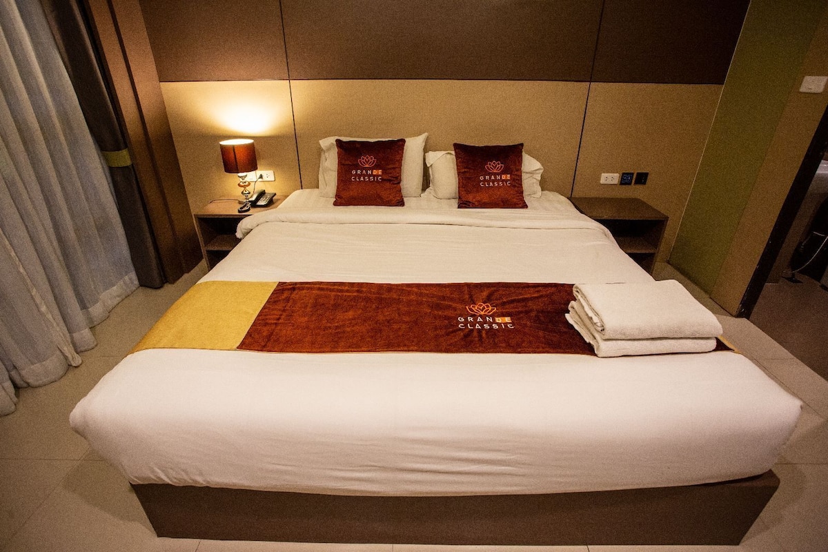 Deluxe Room, 1 Double Bed | Premium bedding, desk, soundproofing, WiFi (free)