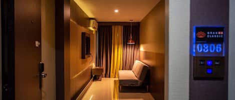 1 Schlafzimmer, hochwertige Bettwaren, Schreibtisch