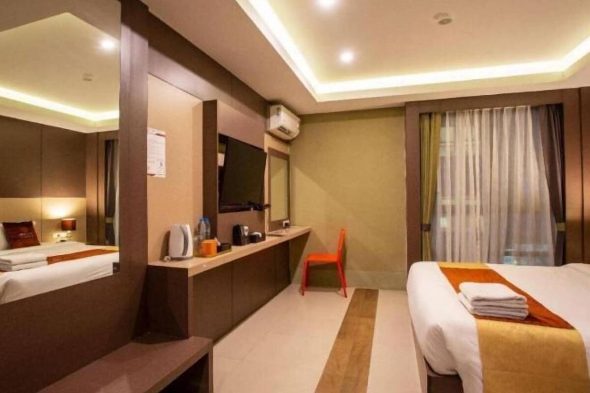 Premium bedding, desk, soundproofing, WiFi (free)