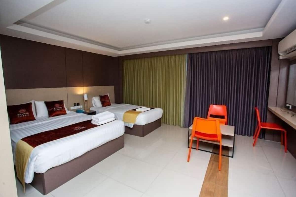Premium bedding, desk, soundproofing, WiFi (free)
