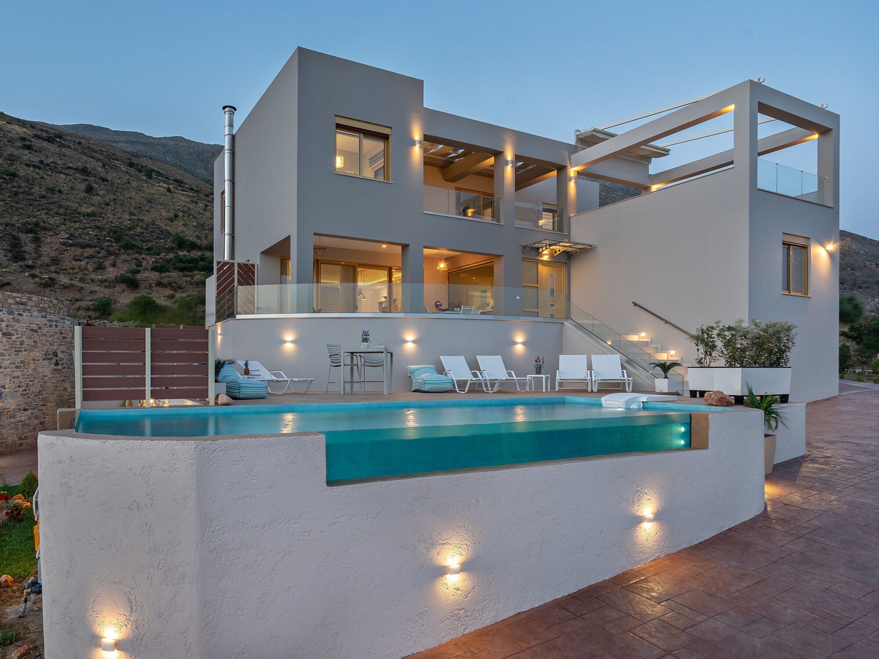 Villa | Piscina | Una piscina cubierta, una piscina al aire libre