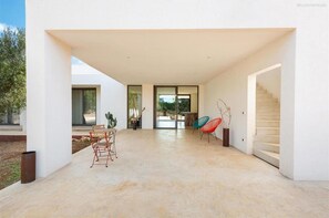 A spacious interior with a central open area, a staircase, and a view to the outside. - 2166 Villa Magal by Perle di Puglia (Carovigno)