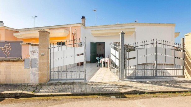 A gated entrance to a building with a covered walkway and a small seating area. - 2203 Villa Lucia - Bilo 1 by Barbarhouse (Nardò)