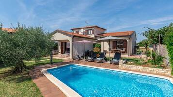 Hus | Basseng | Innendørsbasseng og utendørsbasseng