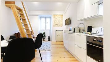 Coffee/tea maker, cookware/dishes/utensils