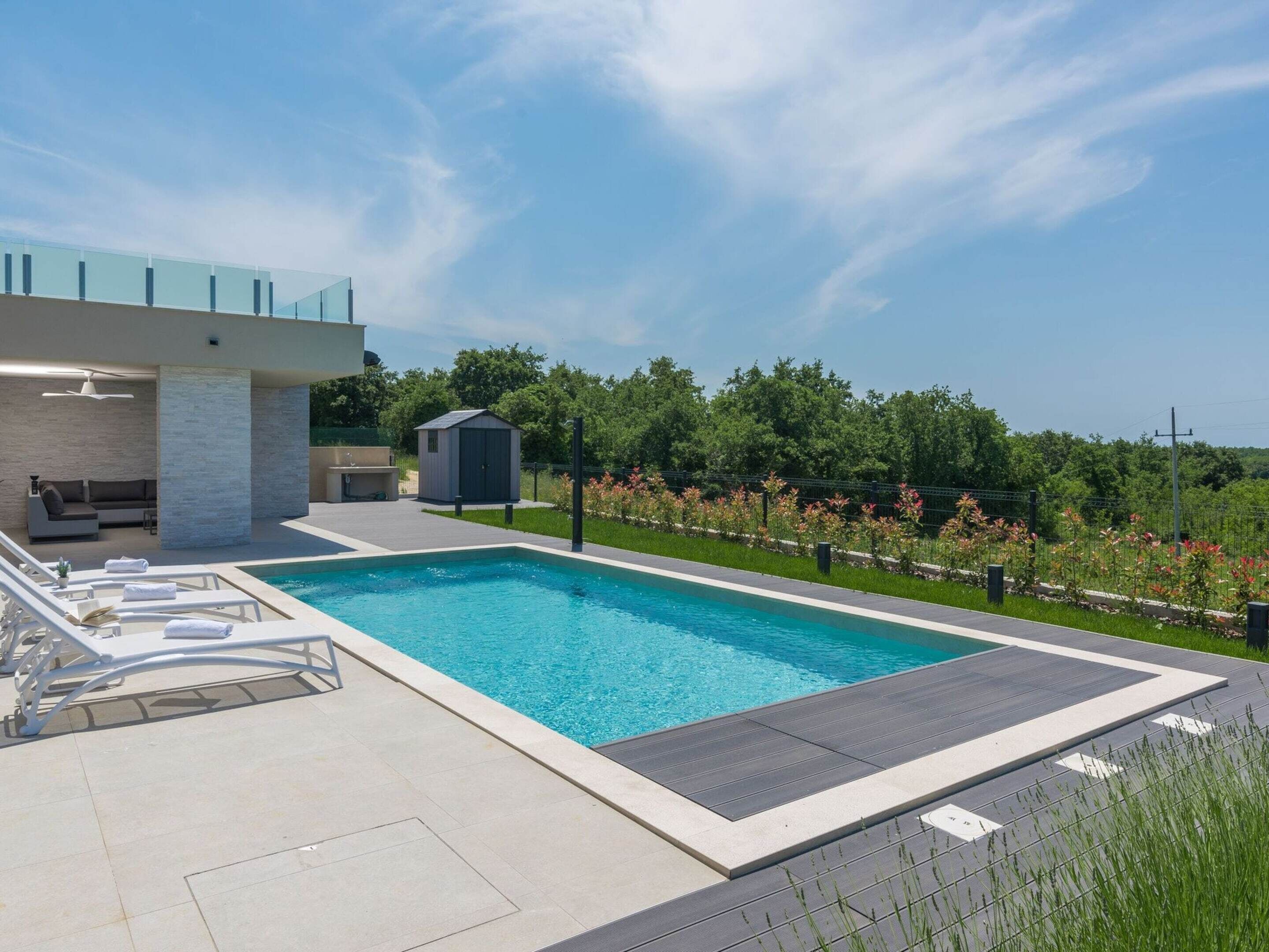 Vila | Piscina | Piscina interna, piscina externa