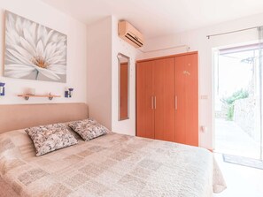 Apartment | Iron/ironing board
