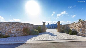 A stone-walled entrance with a paved pathway leading to a building. - 673 Villa con Piscina a Ruffano Gallipoli (Ruffano)