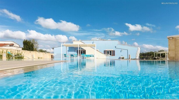 A swimming pool with a building in the background, a clear sky, and a few clouds. - 673 Villa con Piscina a Ruffano Gallipoli (Ruffano)