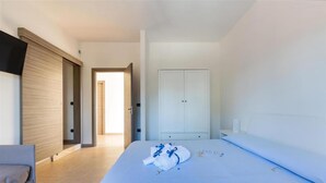 A hotel room with a bed, a wardrobe, a desk, and a chair. - 1785 B B Joy Home - Camera 1 (Maruggio)