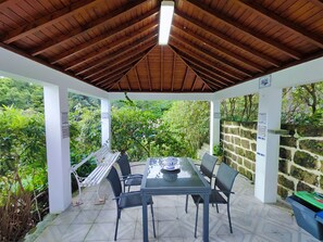 Outdoor dining - O Nosso Refúgio (Água de Pau)