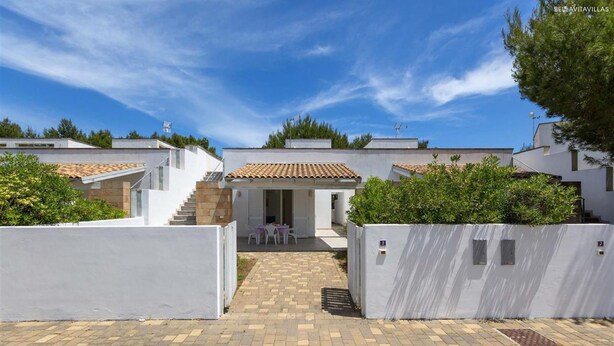 A modern villa with a paved courtyard, white walls, and a tiled roof. - 2371 Villette Girovagando - Trilo Superior by Barbarhouse (Melendugno)