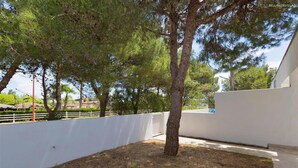 A white building with a fenced yard and a tree. - 2371 Villette Girovagando - Trilo Superior by Barbarhouse (Melendugno)