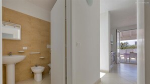 A modern bathroom with a sink, bidet, and mirror. - 2371 Villette Girovagando - Trilo Superior by Barbarhouse (Melendugno)
