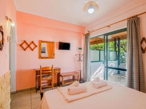 2 habitaciones, muebles diferentes y tabla de planchar con plancha 