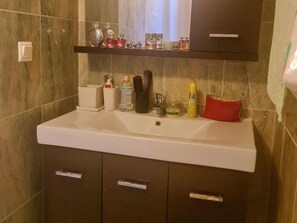House | Bathroom - Holiday Home in Likoporia Near Beaches (Xylokastro-Evrostina)