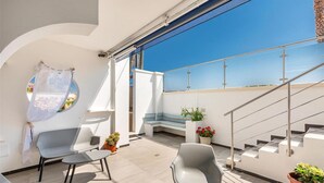 A balcony with a view of the sea, a staircase, and seating areas. - 2133 Maresidence - Camere Matrimoniali (Salve)