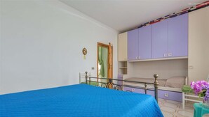 A bedroom with a bed, a wardrobe, and a small table with a vase. - 2338 Bilo Imma B by Barbarhouse (Porto Cesareo)