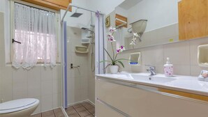A bathroom with a toilet, a sink, a shower, and a mirror. - 2338 Bilo Imma B by Barbarhouse (Porto Cesareo)