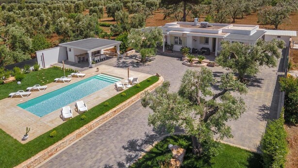 A modern villa with a swimming pool, outdoor seating, and a garden. - 2390 Villa Eva by Perle di Puglia (San Vito dei Normanni)