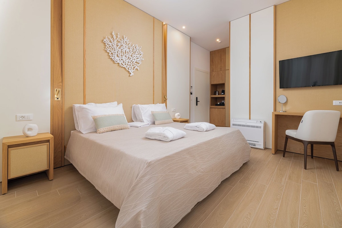 1 bedroom, premium bedding, in-room safe, desk