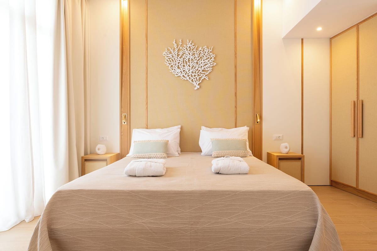 1 bedroom, premium bedding, in-room safe, desk