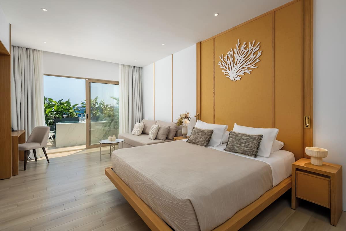 Suite, 1 cama Queen size, vista a la ciudad | Ropa de cama de alta calidad y caja de seguridad en la habitación