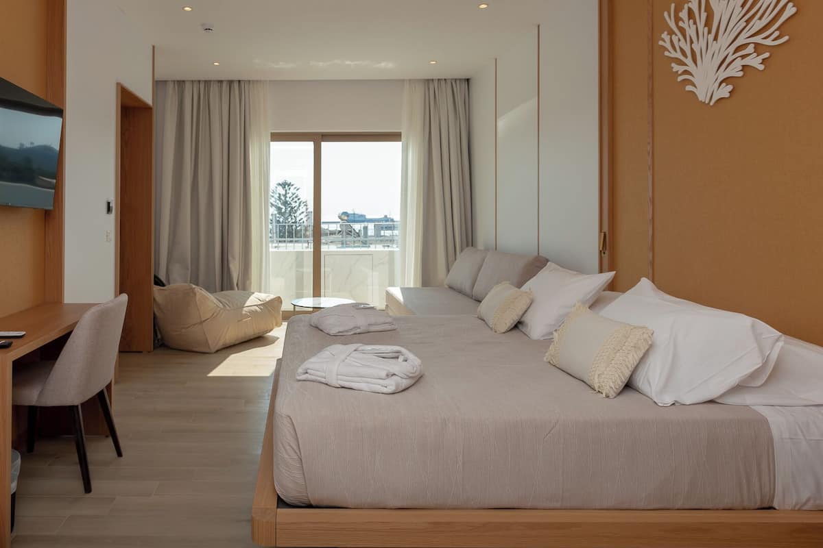 Suite, 1 Queen Bed, City View