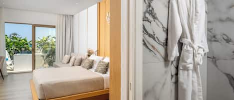 Une chambre moderne avec un grand lit, un plancher en bois, un mur en marbre et un balcon agrémenté de plantes.