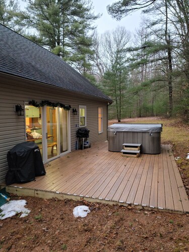 Cozy Cottage with Hiking and Biking ~Hot Tub~