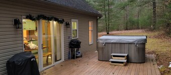 Cozy Cottage with Hiking and Biking ~Hot Tub~