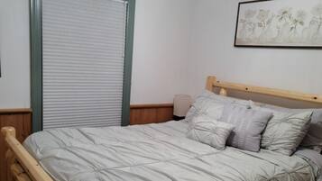 4 bedrooms, travel crib, WiFi, bed sheets