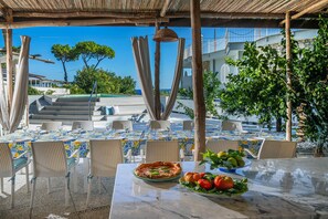 Outdoor dining - Villa Kalu', for up to 16 people, outdoor pool, walking distance from the beach! (Nerano)
