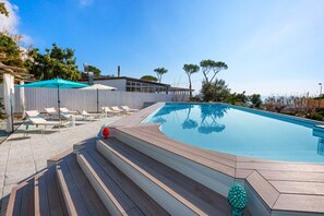 Piscina externa, espreguiçadeiras