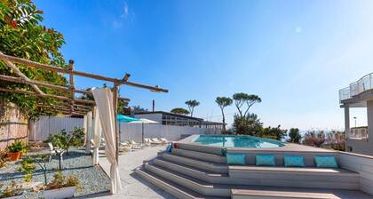 Villa Kalu', for up to 16 people, outdoor pool, walking distance from the beach!