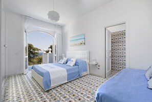 8 quartos, cofres nos quartos, ferros/tábuas de passar roupa