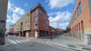 Une vue de rue avec des bâtiments, un passage piéton et un ciel dégagé.