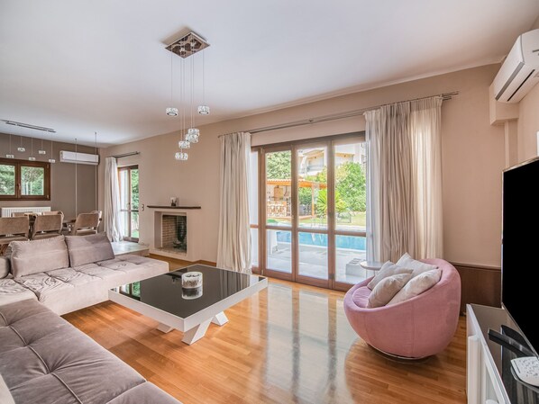 Villa | Living room | DVD player