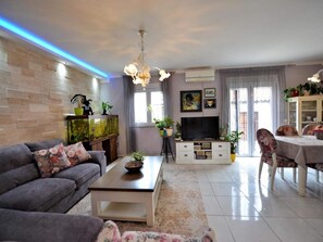 Dining - Home With Swimming Pool & Outdoor Kitchen (Nin)